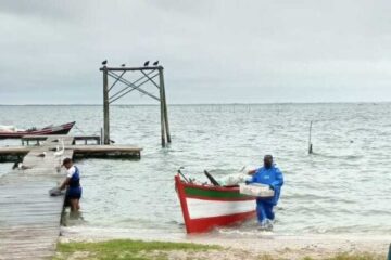 Comunidade em São Pedro da Aldeia (RJ) recebe nova embarcação do Instituto Onda Azul