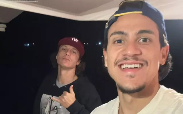 Pedro e David Luiz fazem pesca noturna após goleada do Flamengo