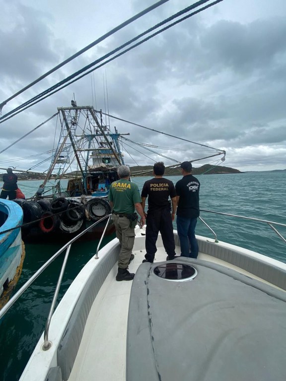 PF, IBAMA e ICMBIO combatem pesca ilegal em Arraial do Cabo (RJ)